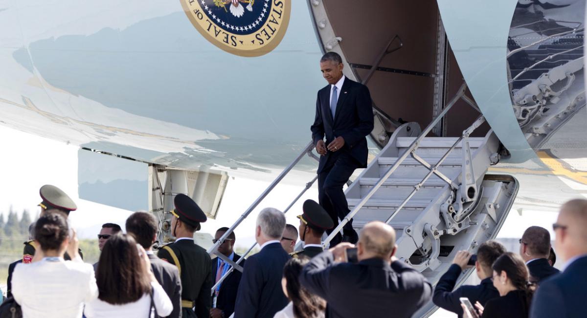 Barack Obama lands in China for G20 summit, receives undiplomatic welcome